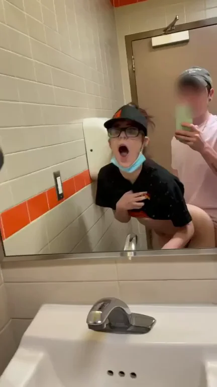 I love being bent over the sink at work 🤤«