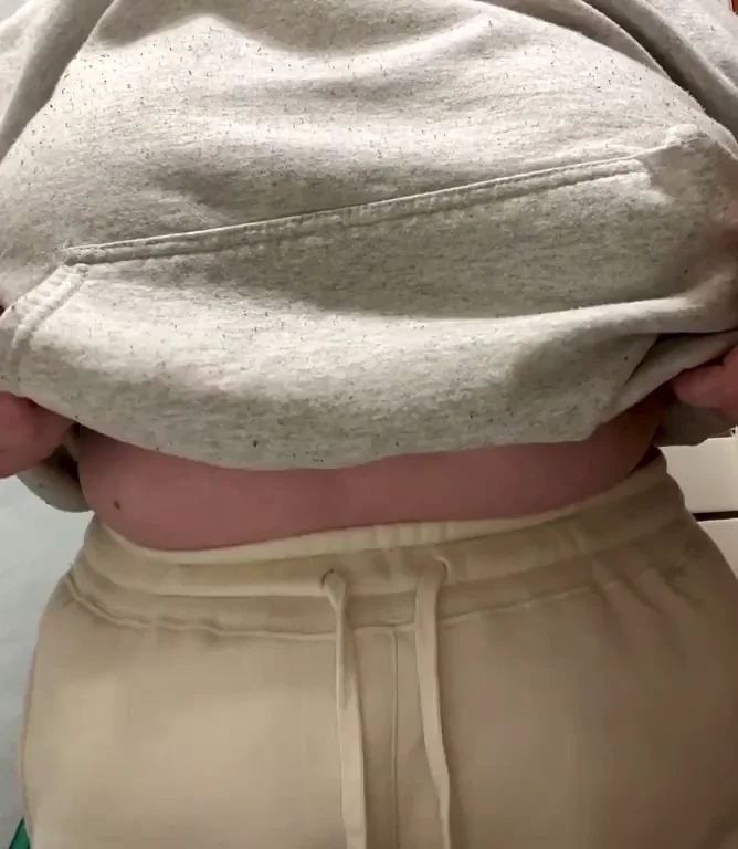 nothing turns me on more than knowing older men wanna see me flash and shake my titties ðŸŒ» 22 ðŸŒ»