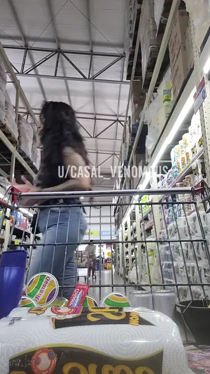 MILF needs help at aisle 4