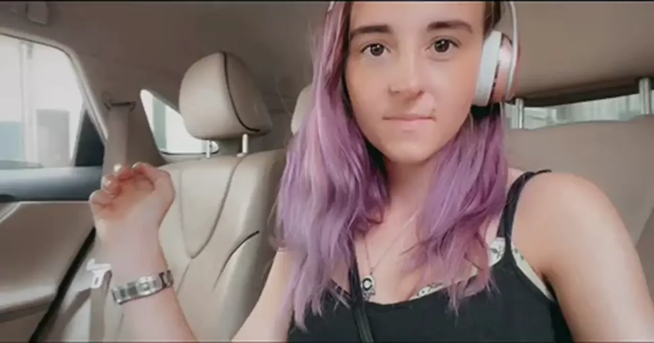 Flashing my pussy to make sure I get that 5 â­ï¸ Uber rating [gif]