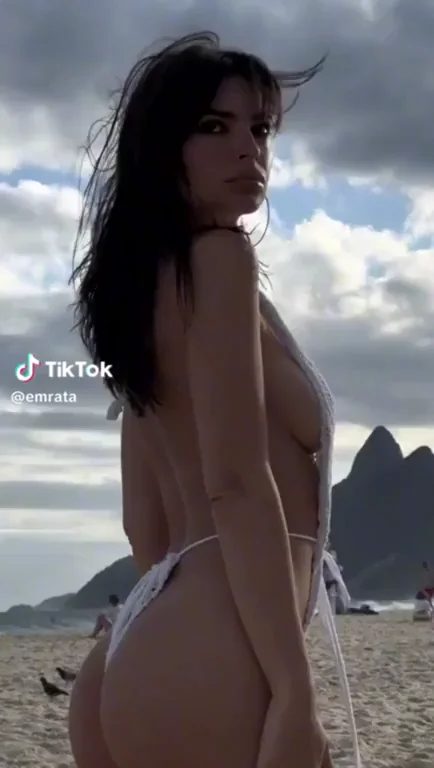 Emily Ratajkowski
