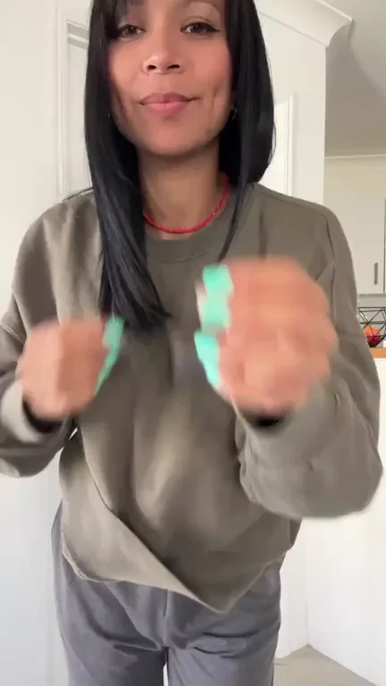 Yummy revealing [gif]