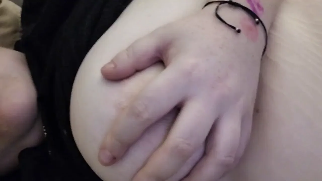 Slutty Sunday Tit Tease 😈🍒