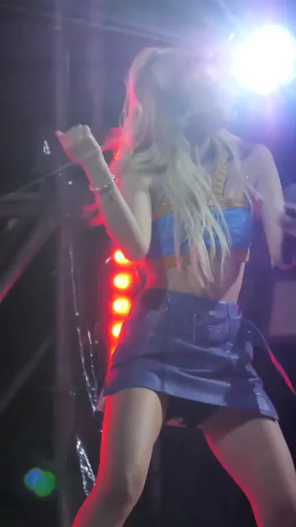 ITZY Lia's Slutty Stage Tease: Blonde Bombshell Twerking That Microskirt