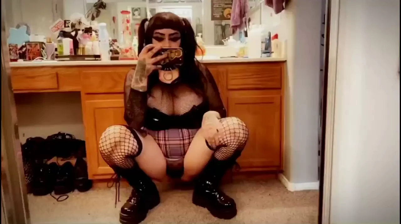 I wish I had a nice big dick to suck while I play with my little goth pussy 🥺
