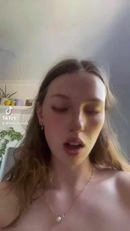 🔥 Slutty Aussie TikTok Flashes Her Perky Tits 😈