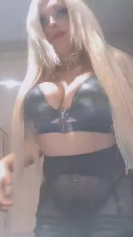 Blonde Stripper Twerk Fest: Booty Bouncing in Shiny Latex ðŸ–¤😈