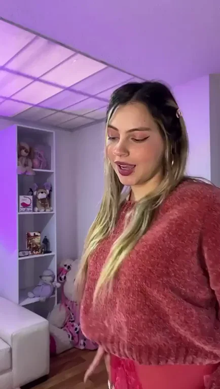 Thick Latina Thighs & Juicy Butt Twerking in Your Face