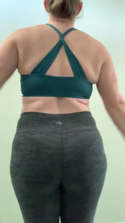 Curvy Gym Slut Stretches That Phat Ass Before Getting Wrecked!