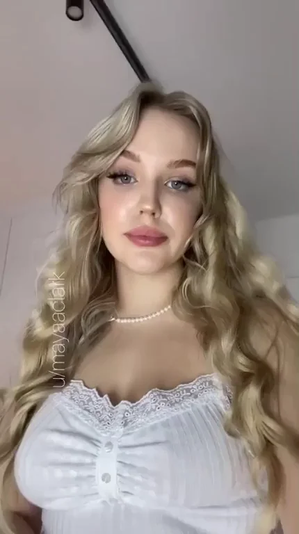 Sit on Your Face? 😈💦 Blonde Babe Teases Her Juicy Ass