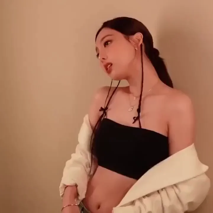 🔥 TWICE Nayeon Teasing Tummy & Tits in Tube Top Slutty Pose 😍