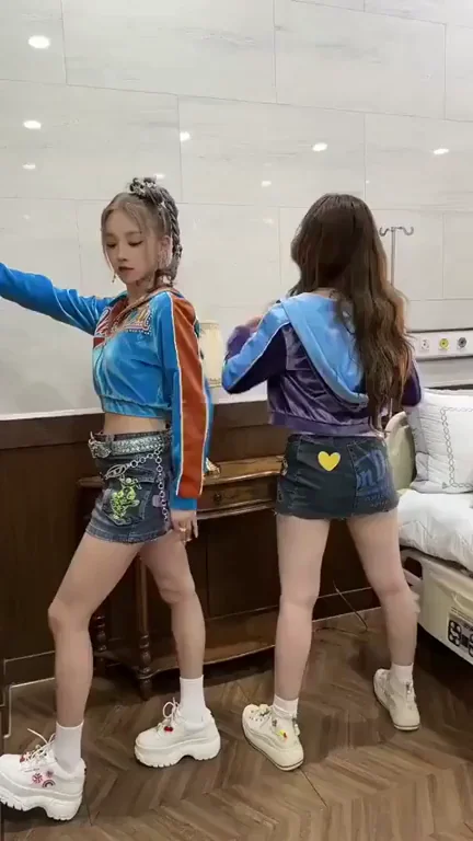 (G)-IDLE - Yuqi and Shuhua