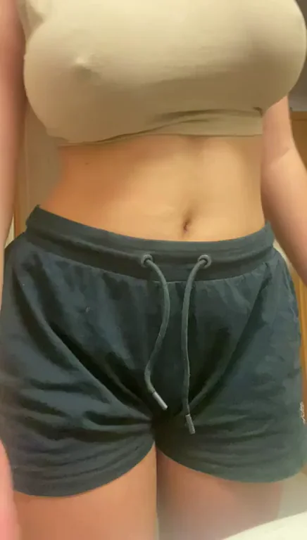Fit Bombshell Teases: Smash This Big-Tit Gym Slut?