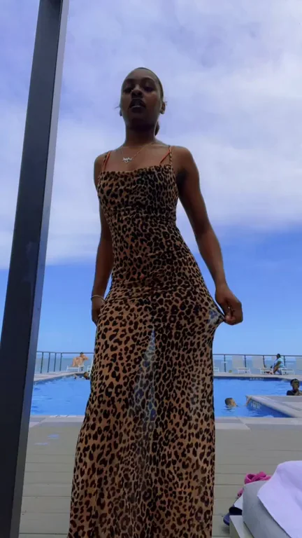 Sexy Ebony Babe Twerkin' in Leopard Print by the Pool