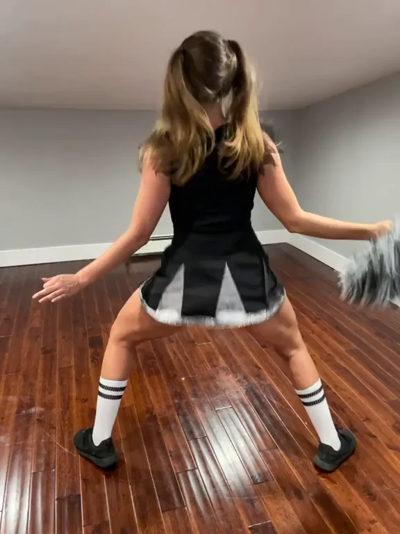 Cheerleader Slut Twerks Her Juicy Ass 🍑💦