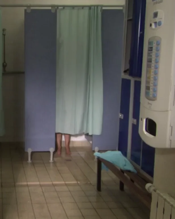 Siwan Morris' Steamy Locker Room Tease - Skins S01E02 Bare Bombshell