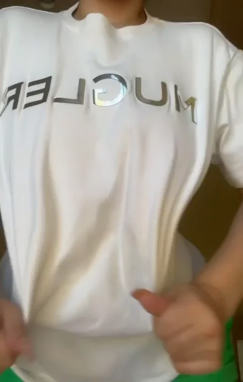 🍈 Massive Natty Tits Sneaking Under My Tight Shirt 😈