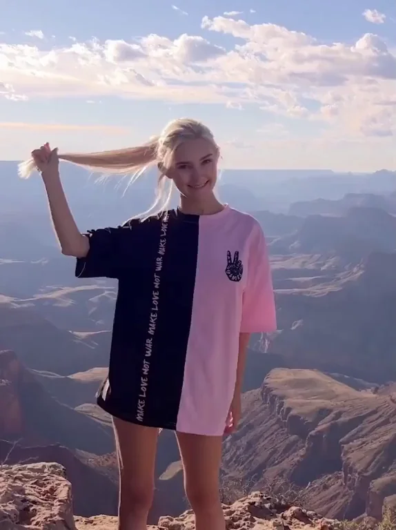 Eva Elfie at the Grand Canyon