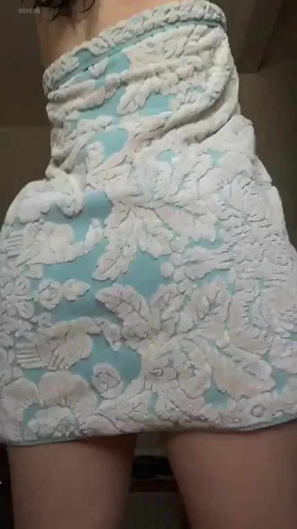 Happy New Year! Hug This Juicy Towel-Wrapped Booty 🍑💦