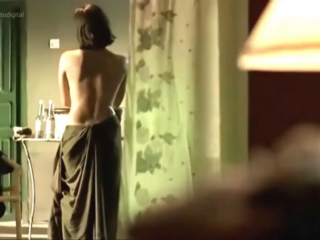 Idil Uner Naked Tease in Verschleppt 🔥🫦