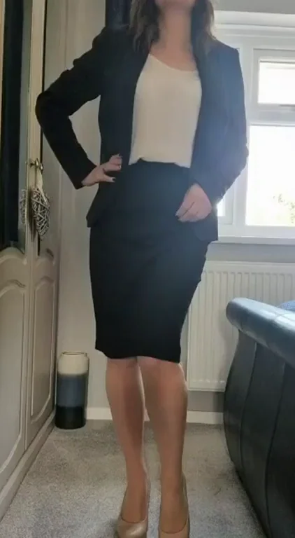 Peeling Off My Office Suit to Flash My Juicy MILF Booty 😈💋