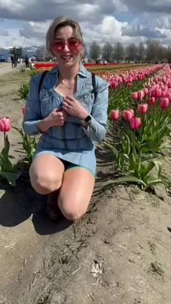[GIF] Lots of people out at the tulip fields this weekend