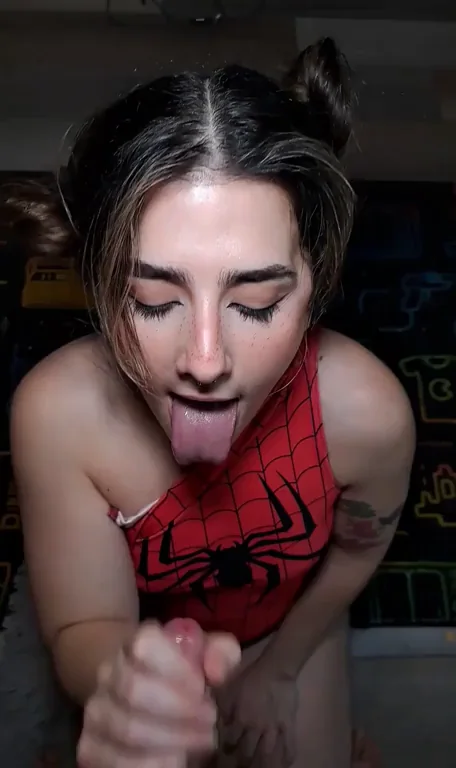 Spidergirl stroking cum onto her face