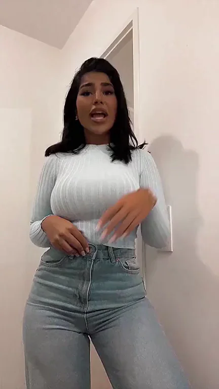 Busty Babe's Jeans Tease 🍑💦