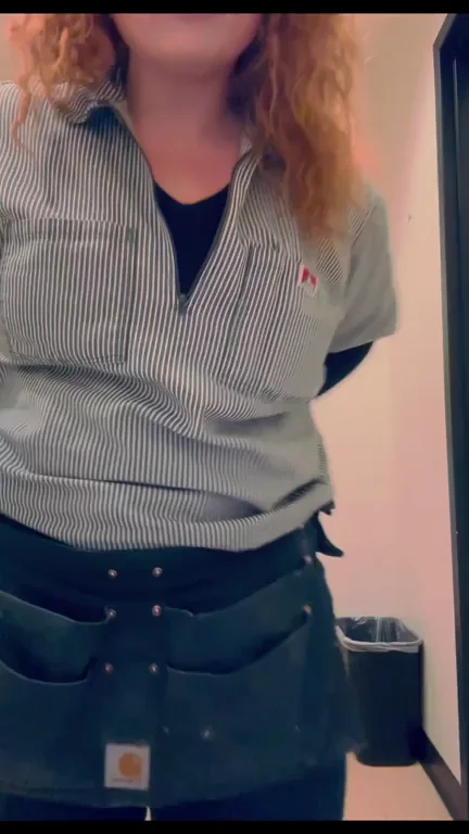 Tradeswoman Slut Flashes Her Juicy Pussy Under Work Apron