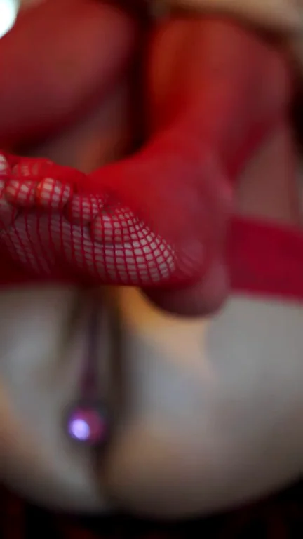 Hot Babe Begs for Anal with Plug in Her Tight Ass