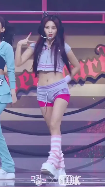 🔥 Soyeon (G)I-DLE Teasing in Tiny Pink Shorts & Thigh-High Socks 💦