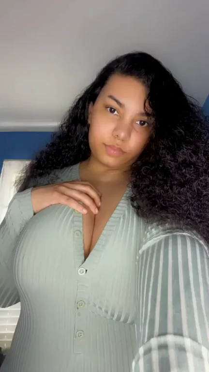 If you're into big girls, you'll love everything about me [GIF]