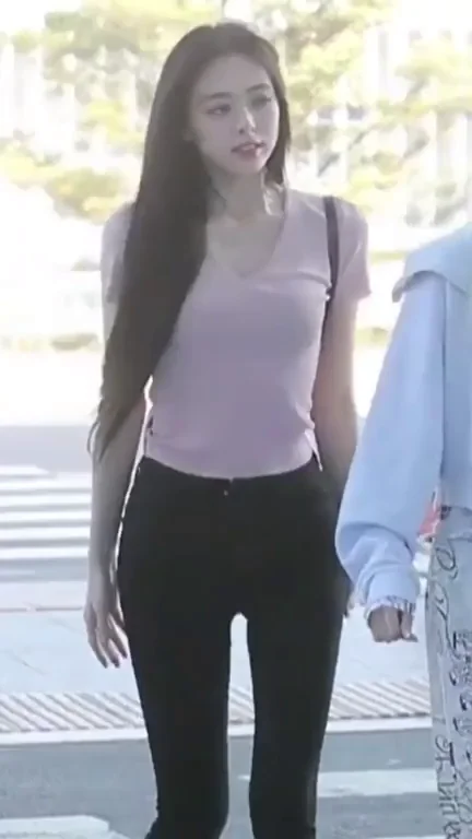 🔥 ITZY Yuna's Juicy Ass in Tight Jeans 🍑💦