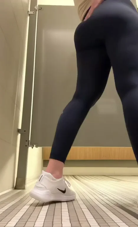 Sneaky Yoga Pant Ass Tease in Fitting Room 💦🍑