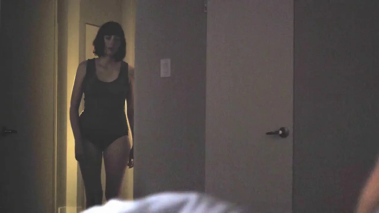 Katie Lyn Sheil and Riley Keough's Steamy Lesbian Tease in The Girlfriend Experience S01E02