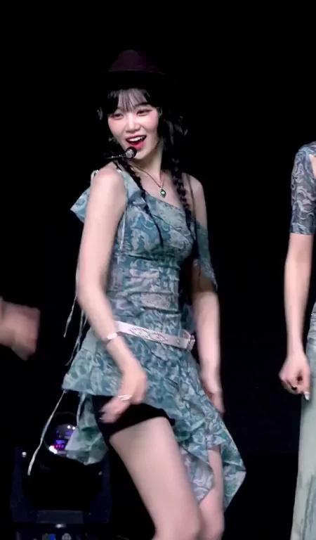 LE SSERAFIM - CHAEWON