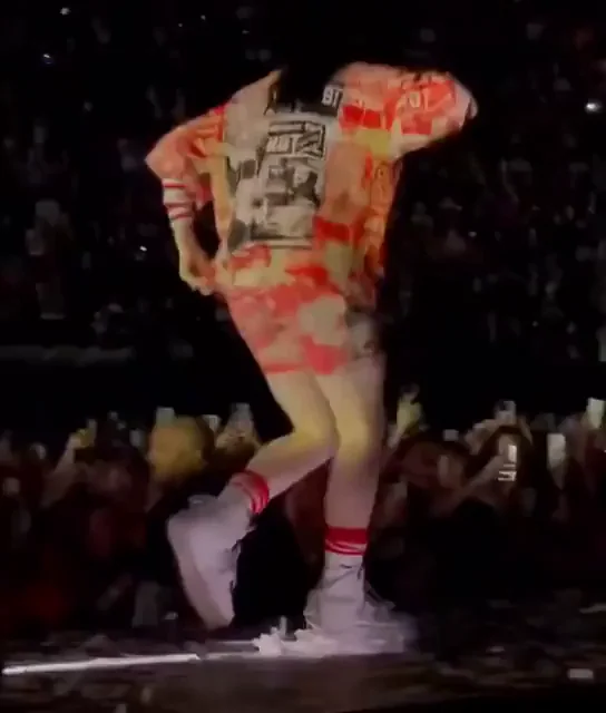 Billie Eilish's Slutty Stage Booty Tease - Final Show Finale