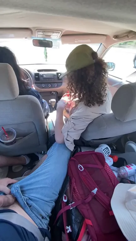 Uber Ride Turns Wild: Slutty Passenger Fucks Driver in Traffic 🚗💦