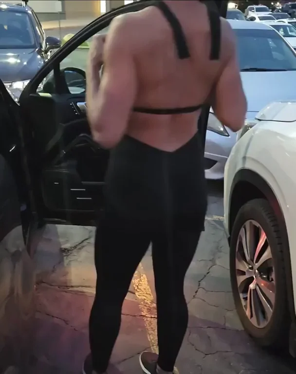 Gym Slut's Post-Workout Ass Flash in the Parking Lot