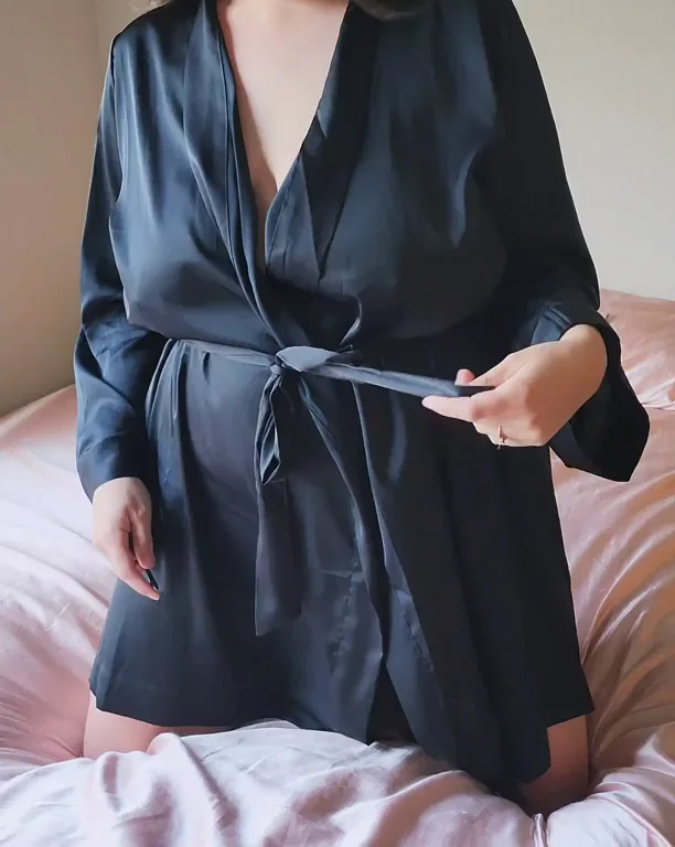 Thick Wife Teases with Curvy Naked Body Reveal