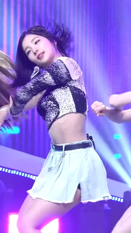 ALICE Sohee's Slutty Stage Tease: Microskirt Thigh Bombshell