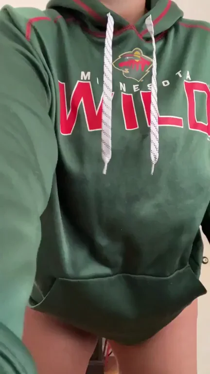 🏈 Massive Tits Tease Under Wild Sweatshirt – Guys Won't Believe This Surprise! 🍒🔥