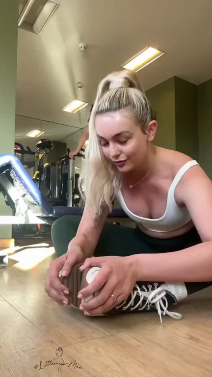 That moment you realise he probably seen me in the mirrors 🤤¦"â™€ï¸ oh well, I enjoyed my first booty flash in the gym ðŸ‹ï¸"â™€ï¸ [GIF]