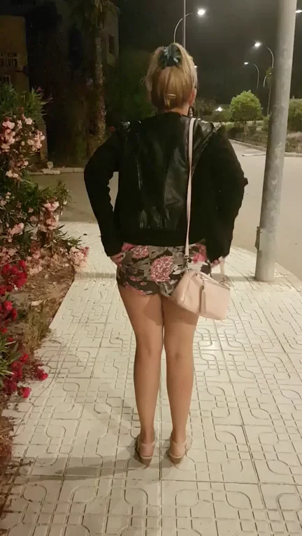Walking bottomless in public to flash my ass and pussy. hope you guys like my bare bottom