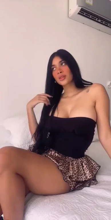 Drunk Shy Slut with Big Tits Teases Her Juicy Ass 🍑🍸