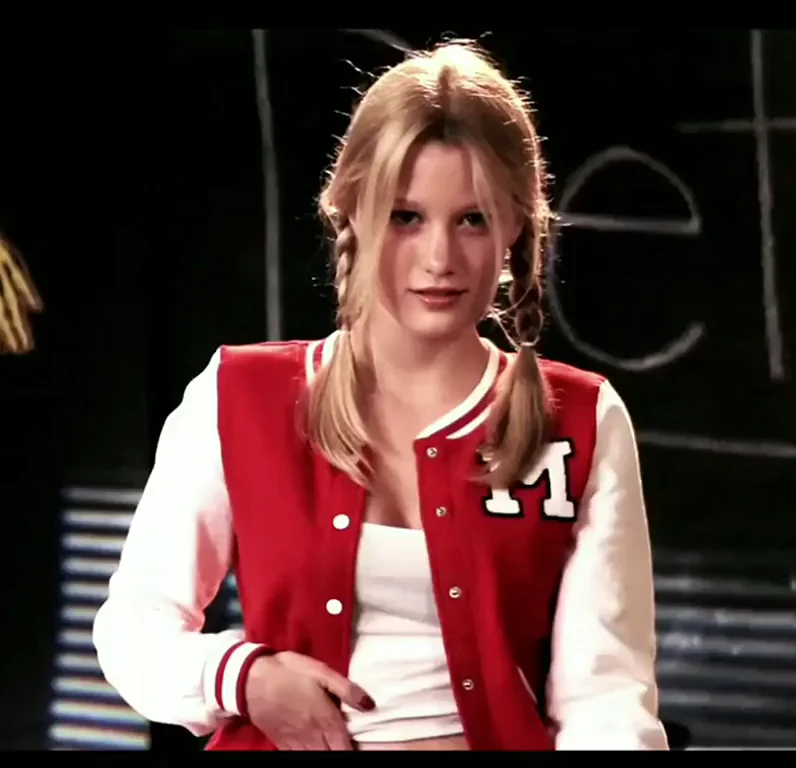 Ashley Hinshaw in About Cherry