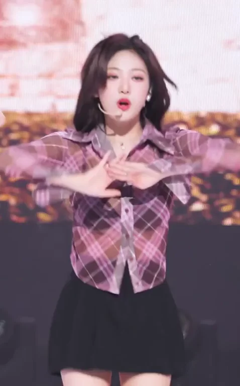 🔥 Ningning's Sexy Plaid Skirt Dance Tease 😍💦
