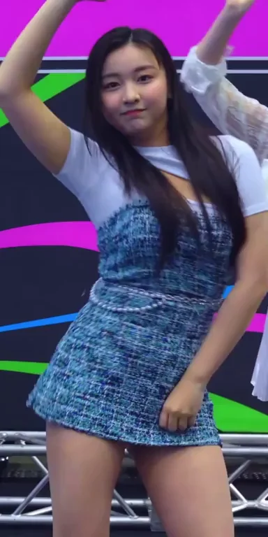Jieun's Slutty Stage Tease: K-Pop Ass Shake in Micro Skirt