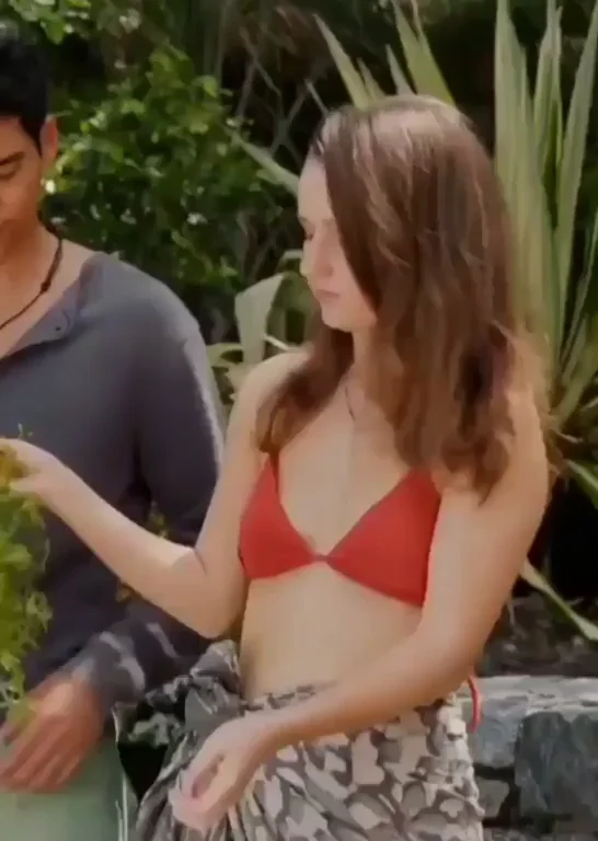 Kaitlyn Dever - Ticket to Paradise (2022)