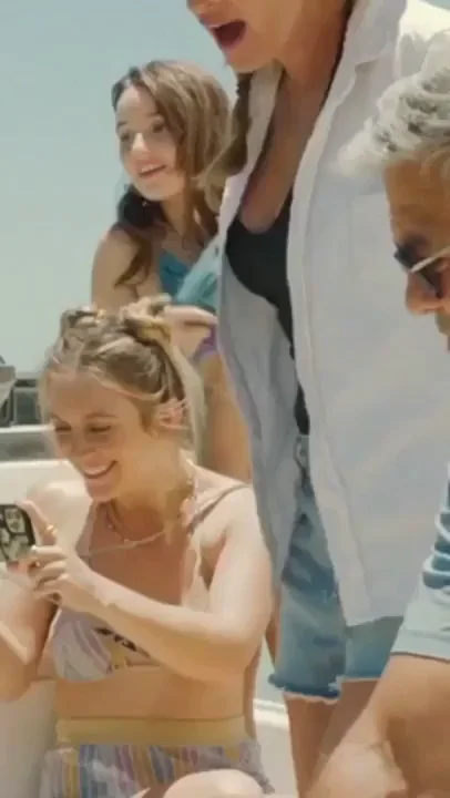 Kaitlyn Dever's Steamy Bikini Tease on Yacht 🚤💦🔥